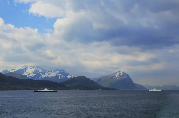 Geiranger Fjord, Ferry, Mountains. Hermosa naturaleza Noruega panorama — Foto de Stock