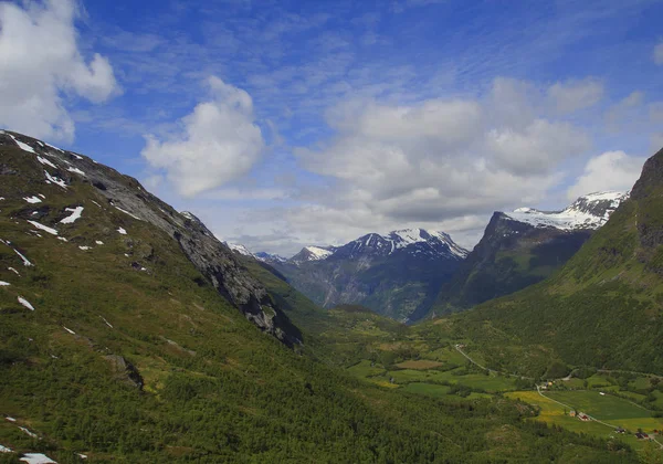 Гірській дорозі, шлях до Dalsnibba точки зору до поромного терміналу Molde, — стокове фото