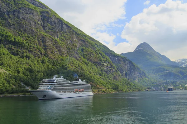 Geiranger Fjord, Ferry, Mountains. Hermosa naturaleza Noruega panorama — Foto de Stock