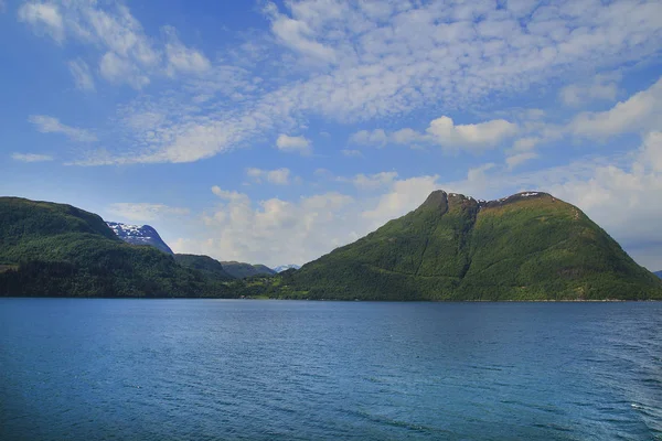 Increíble vista de la naturaleza con fiordo y montañas. Hermosa reflexión . — Foto de Stock