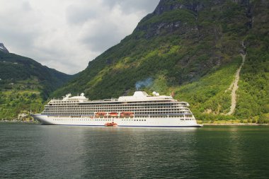Geiranger Fjord, feribot, dağlar. Doğa Norveç güzellikler