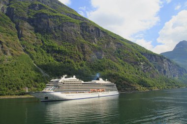 Geiranger Fjord, feribot, dağlar. Doğa Norveç güzellikler