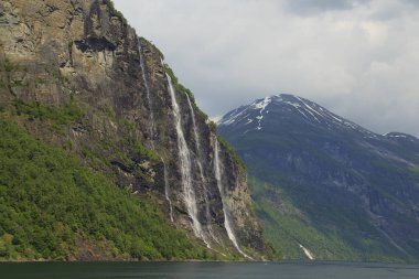 Geiranger Fjord, feribot, dağlar. Doğa Norveç güzellikler