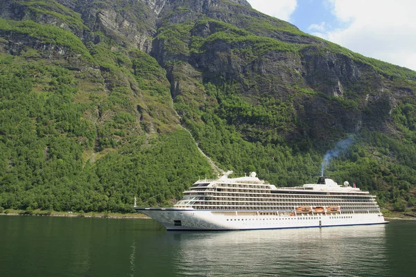 Geiranger Fjord, Ferry, Mountains. Hermosa naturaleza Noruega panorama — Foto de Stock