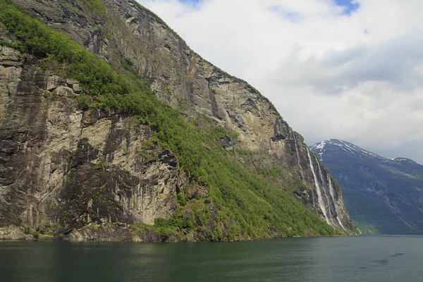 Φιόρδ Geiranger, πλοίο, βουνά. Όμορφη φύση Νορβηγία Πανόραμα — Φωτογραφία Αρχείου