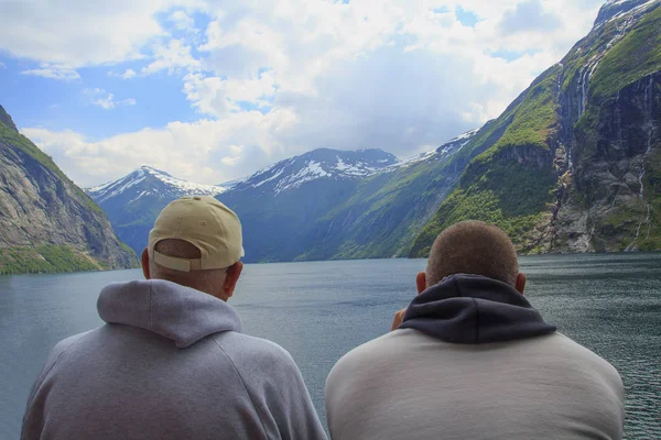 İki adam fiyortları tadını çıkarın. Güzel doğa Norveç — Stok fotoğraf