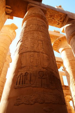 Karnak Luxor Tapınağı karmaşık. oymalar Firavun ve eşi ile polychromed sütun