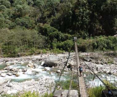 Everest Saha Kampı için asma köprü arasında mal taşıyan.