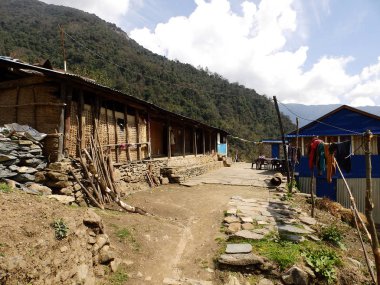 Himalaya köyü Everest Ana kampı için yolda