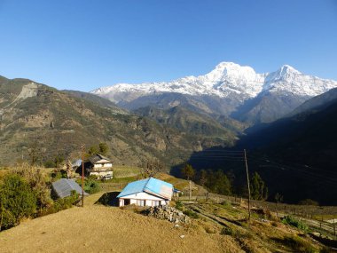 Dağlar ve yerel ev köy Nepal temel kamp yola güzel görünümü,