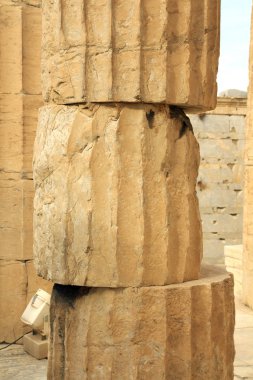 Atina Akropolü Parthenon sütununda