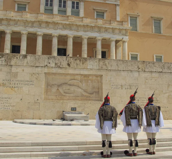 La cerimonia del cambio della guardia si svolge di fronte all'edificio del Parlamento greco. Atene — Foto Stock