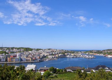 Çok sayıda geleneksel ev ile Kristiansund şehir panoraması