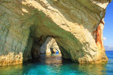 Zakynthos adada ünlü mavi mağaralar görünümü. Yunanistan.
