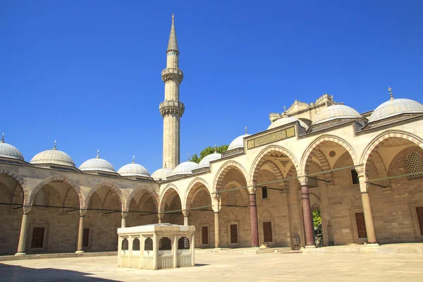 O pátio da Mesquita Suleymaniye em Istambul — Fotografia de Stock