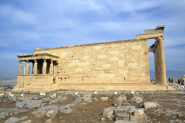 Figure del portico cariatide dell'Eretteo sull'Acropoli ad Atene . — Foto Stock