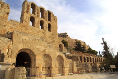 Herodes Atticus Odeon günbatımında taş bir tiyatrodur. Yapısı Atina'daki Akropolis'in güney yamacında yer alan