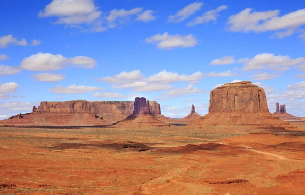 Panorama con famosos Buttes of Monument Valley de Arizona, EE.UU. . — Foto de Stock