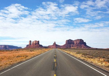 Monument Valley girişine panoramik manzaralı