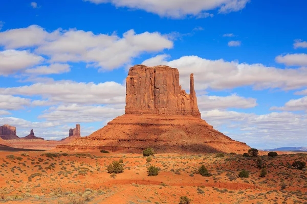 Panorama con famosos Buttes of Monument Valley de Arizona, EE.UU. . — Foto de Stock