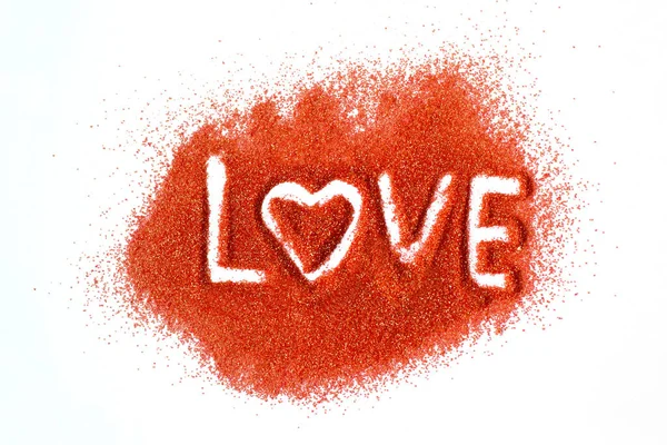 Woord liefde geschreven door hand in rode suiker op witte achtergrond. Wensen voor Valentijnsdag. Verklaring van de liefde. — Stockfoto