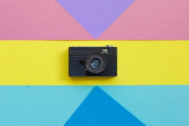 Moda Film kamerası. Sıcak yaz Vibes. Pop Art. kamera. Hippi moda aksesuarları. Güneşli yaz natürmort. Parlak tatlı moda stil. Gerçeküstü, Minimal eğlenceli.