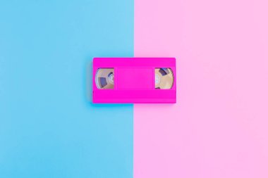 VHS kaset yumuşak pembe ve mavi Kağıt arka plan üzerinde. En az kavramı. Yaratıcı kavramı. Sinema kavramı. 