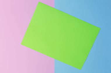 Yumuşak pembe, yeşil ve mavi kağıt doku arka plan olarak. Düz yatıyordu. En az kavramı. Yaratıcı kavramı. Pop Art. Parlak tatlı moda stil. Vanilya Pastel Renk