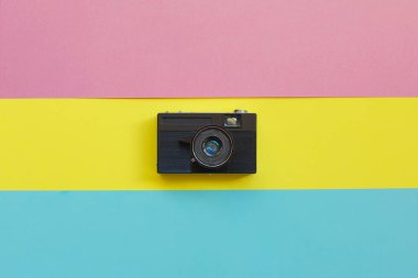 Moda Film Kamerası. Sıcak yaz Vibes. Pop Art. kamera. Hippi moda aksesuarları. Güneşli yaz natürmort. Parlak 