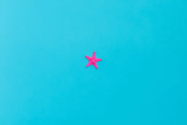 Óculos rosa e câmera rosa no fundo azul. Conceito mínimo. Conceito criativo. Verão quente. Arte Pop . — Fotografia de Stock