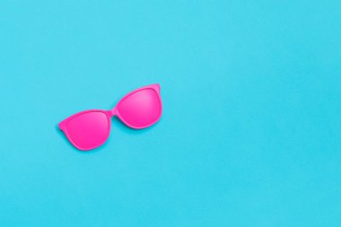 Arka plan mavi pembe gözlüklerini. En az kavramı. Yaratıcı kavramı. Sıcak yaz. Pop Art. Parlak tatlı moda stil.