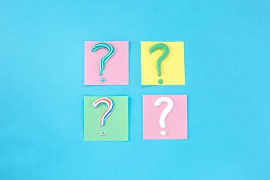 Mavi zemin üzerine diş macunu gelen soru işareti sembolü,