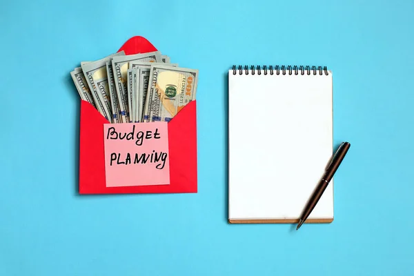 个人预算, 财务概念。红包和贴纸预算计划中的美元钞票 — 图库照片