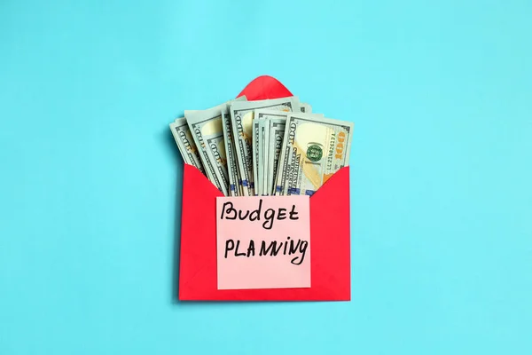 Kişisel bütçe mali kavramı. Bize doları banknot kırmızı zarf ve etiket bütçe planlama