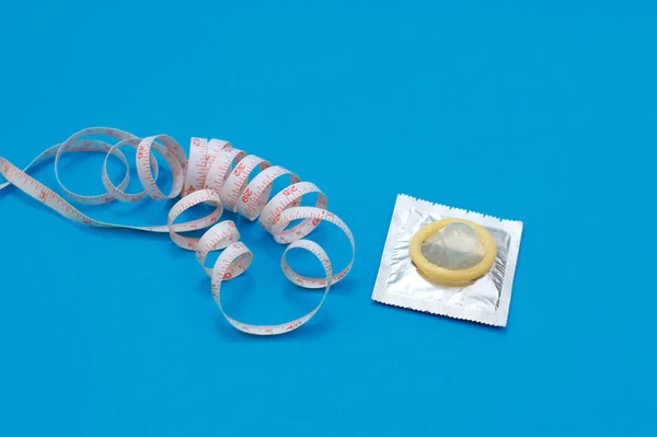 Kondom dan pita pengukur dalam bentuk penis. Bagaimana memilih ukuran kondom yang tepat — Stok Foto