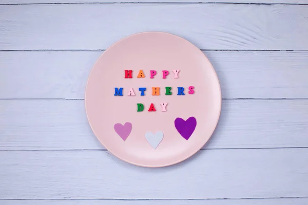 Mothers Day greeting message with table setting on wood table. Top view. — Stock Photo, Image