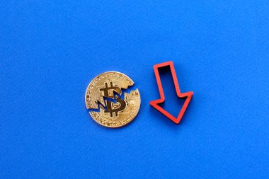 Bitcoin maliyeti düşer. Bitcoin ve kırmızı ok aşağı.