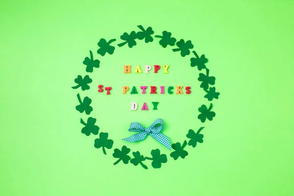 Text happy st. patrick 's day und green klee ornament. Patrons Postkartenmotiv. — Stockfoto