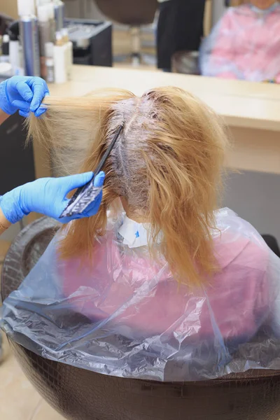 Процесс окрашивания волос в салоне красоты, крупный план — стоковое фото