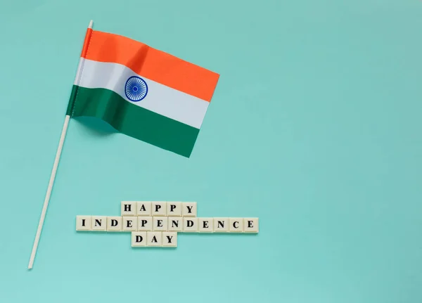 Bandeira da Índia com a inscrição de um feliz dia da independência . — Fotografia de Stock