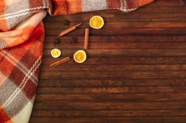 Turuncu ekose bir ahşap sonbahar arka plan bir kafeste. Sonbahar kavramı. Sonbahar zaman