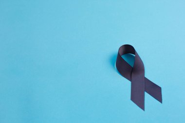 Beyin kanseri gri renk farkındalık şerit üzerinde mavi arka plan izole