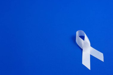 Akciğer kanseri ve multipl skleroz ve karşı şiddet günü bilinçlendirme için beyaz renkli şerit 