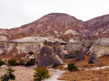 Kaya oluşumları ve Aşk Vadisi Kapadokya'nın mağaralarda.