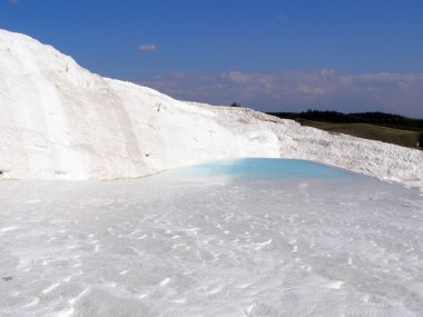 Pamukkale termal suları beyaz taşlarla.