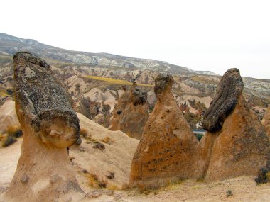 Kaya oluşumları ve Aşk Vadisi Kapadokya'nın mağaralarda