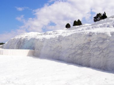 Pamukkale termal suları beyaz taşlarla.