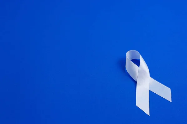 Nastro di colore bianco per aumentare la consapevolezza sul cancro ai polmoni e la sclerosi multipla e giornata internazionale della non violenza contro — Foto Stock