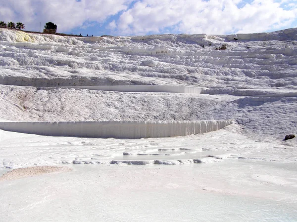 Pamukkale águas termais com as rochas brancas . — Fotografia de Stock