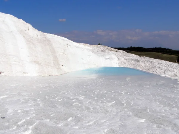 Pamukkale águas termais com as rochas brancas . — Fotografia de Stock